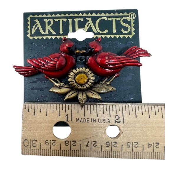 Artifacts JJ Kissing Robins Over Daisy Flower Red Birds Brooch Pin NEW - Picture 3 of 3